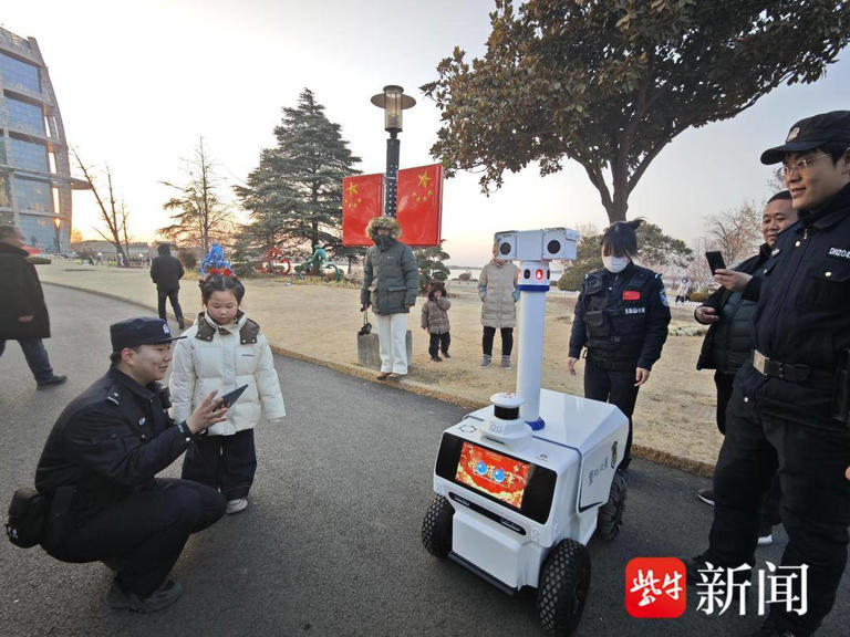 警用巡逻机器人“小高警官”上岗了，还帮忙找到个走失小孩(图1)